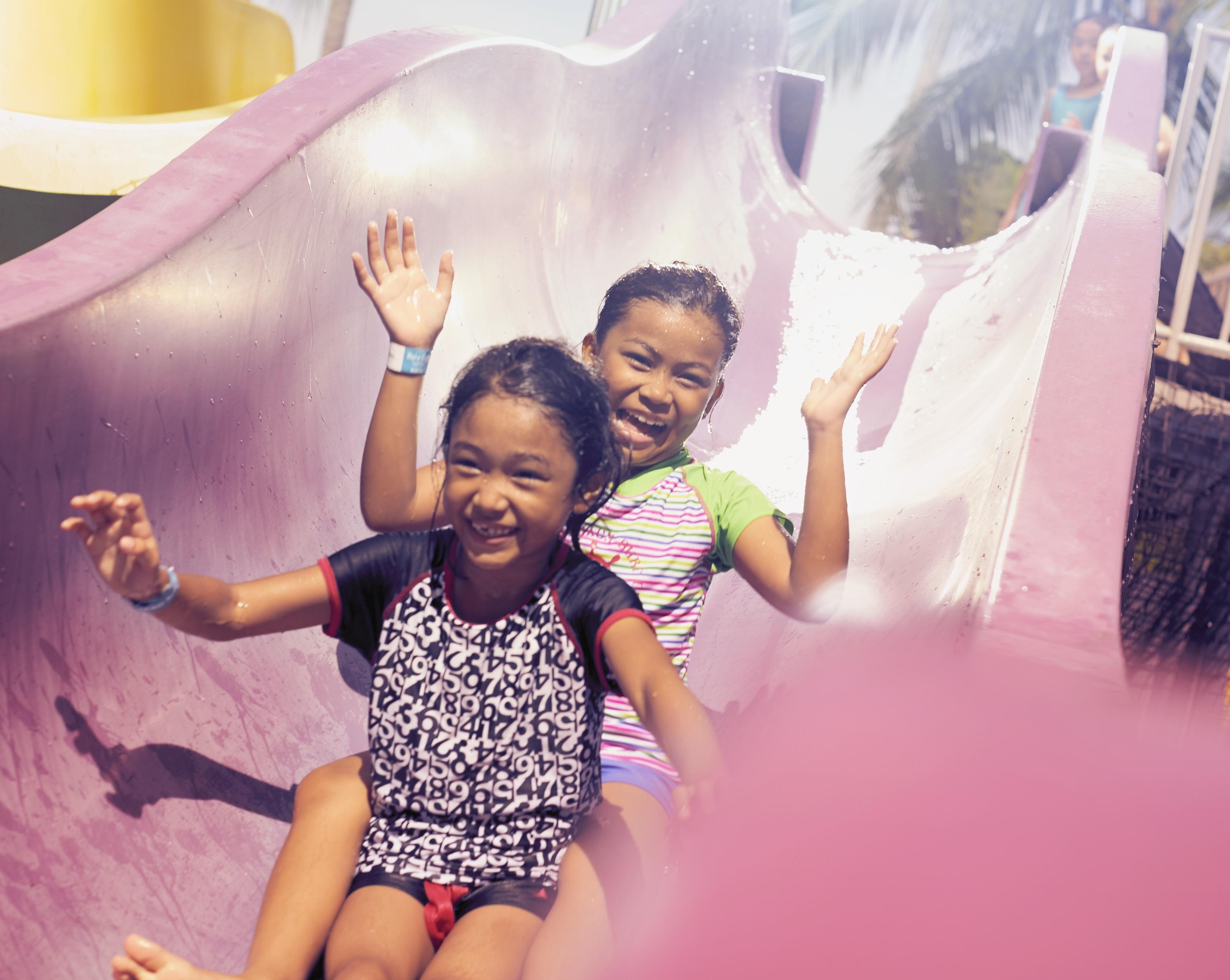 Hard Rock Hotel Penang Batu Ferringhi Esterno foto Two children on a slide