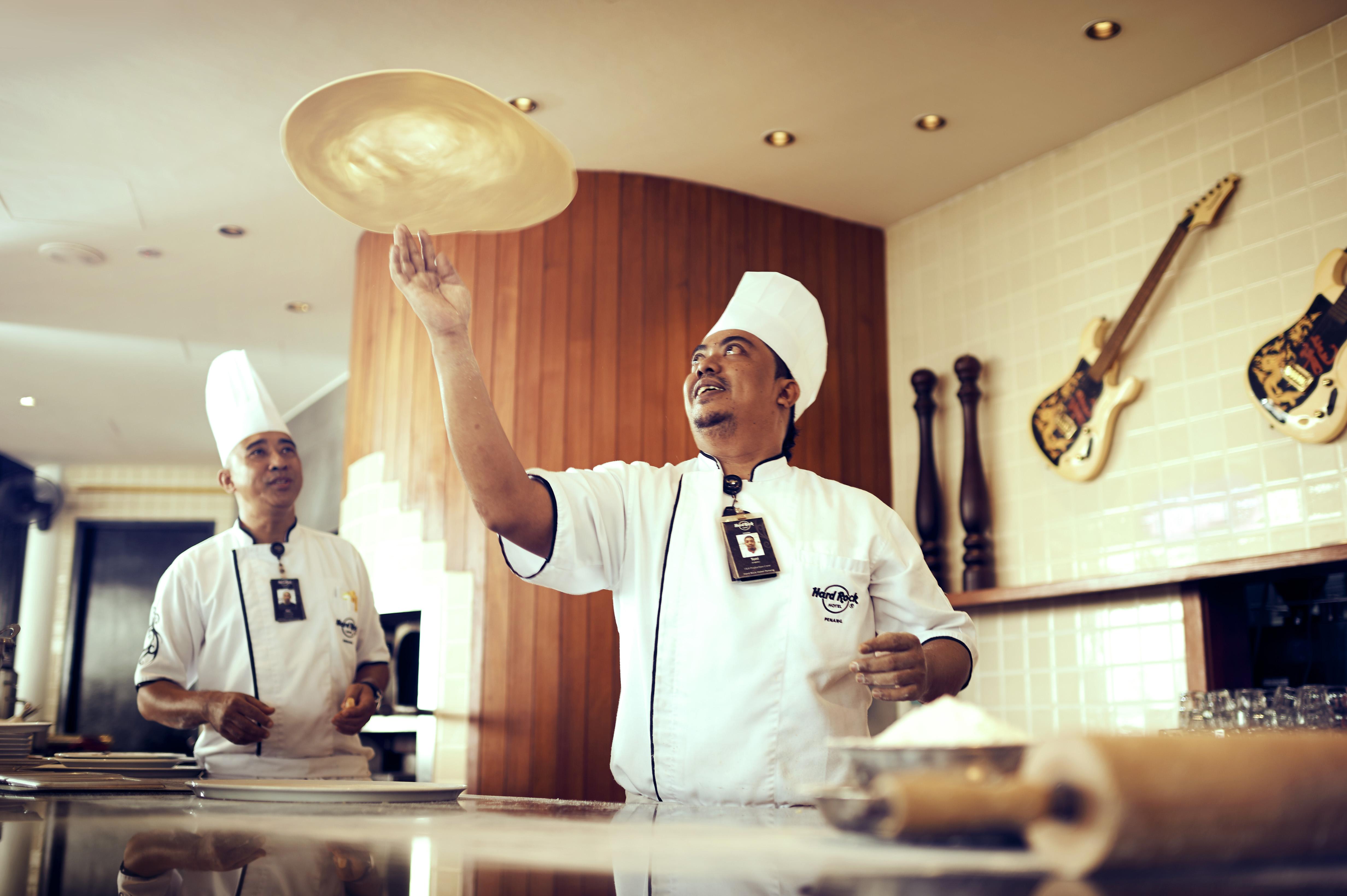 Hard Rock Hotel Penang Batu Ferringhi Esterno foto Pizzaiolo throwing pizza dough