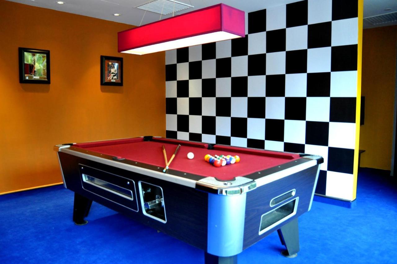 Hard Rock Hotel Penang Batu Ferringhi Esterno foto A pool table